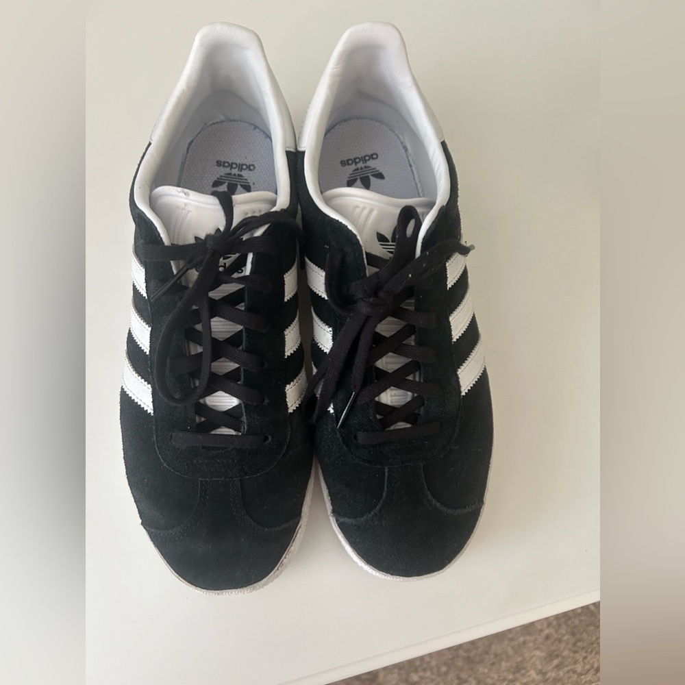 Adidas gazelle kids 6 1/2 equivalent to women’s 8